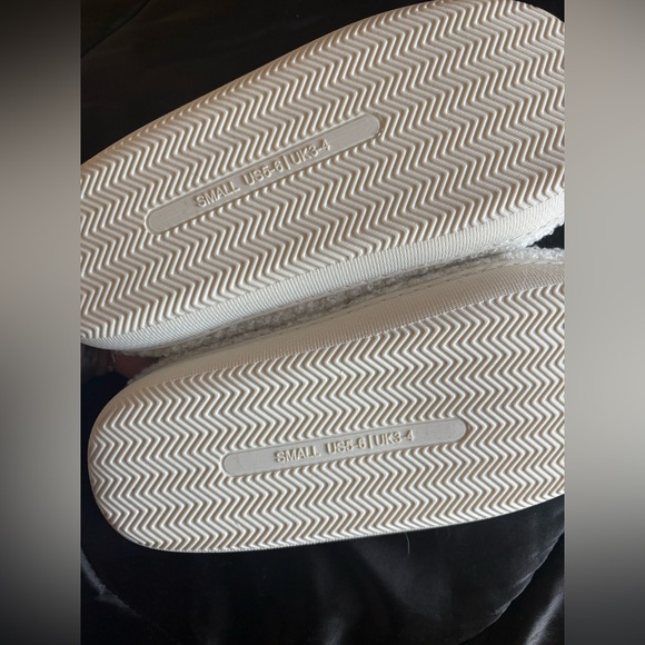 Buc-ee’s Plush Slippers Small US 5–6 New With Tag - Picture 3 of 3